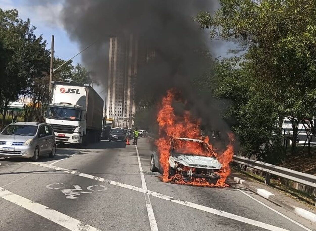 Três acidentes no mesmo trecho da Avenida Antônio Piranga mobilizam trânsito em Diadema