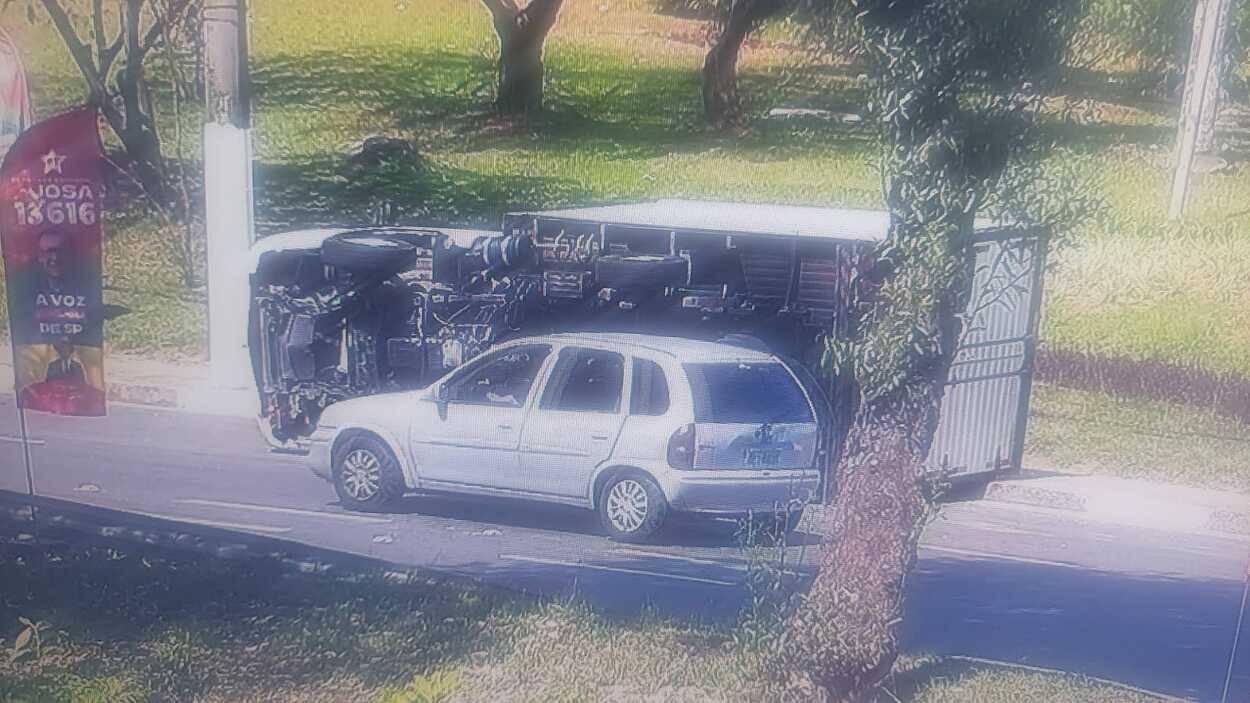 Caminhão baú tombou na calçada perto do monumento "Bem-Vindo a Diadema".