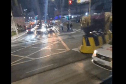 Colisão entre dois ônibus causa bloqueio parcial em corredor de São Bernardo nesta terça