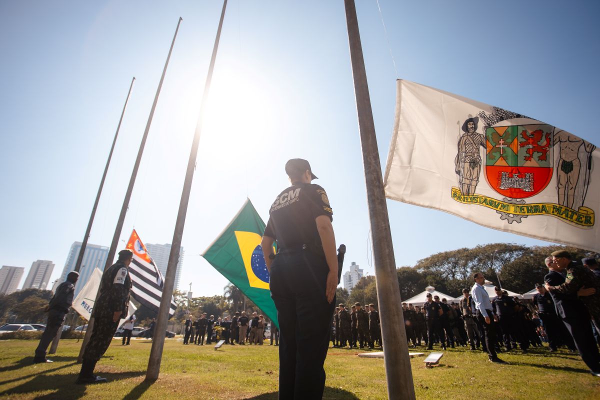 Hasteamento das bandeiras marca início da programação que celebra 473 anos de São Bernardo