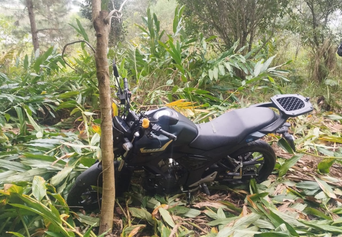 GCM Ambiental de São Bernardo recupera moto roubada escondida em mata no Alvarenga e devolve ao proprietário