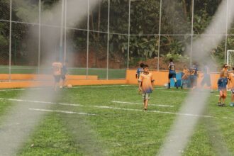 Em São Bernardo, Vila Jurubeba ganha praça-parque com campo de grama sintética, playground e pista de caminhada