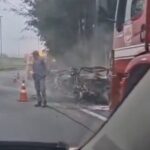 Carro pega fogo e explode na Via Anchieta em São Bernardo