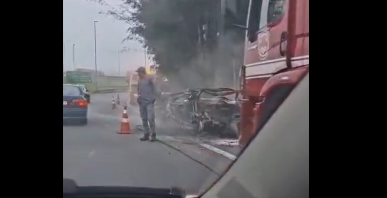 Carro pega fogo e explode na Via Anchieta em São Bernardo 