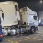 Carreta fica em "L" na Estrada dos Alvarengas e trava trânsito em São Bernardo