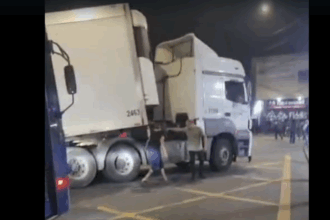 Carreta fica em "L" na Estrada dos Alvarengas e trava trânsito em São Bernardo