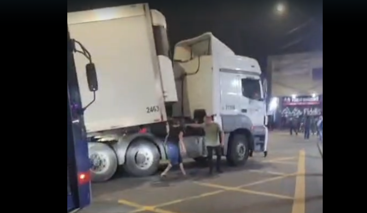 Carreta fica em "L" na Estrada dos Alvarengas e trava trânsito em São Bernardo