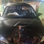 Motorista colide carro contra poste e admite ter bebido e usado celular ao volante