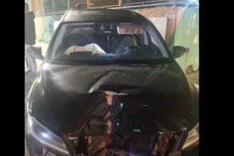 Motorista colide carro contra poste e admite ter bebido e usado celular ao volante