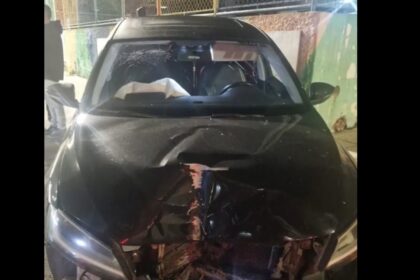 Motorista colide carro contra poste e admite ter bebido e usado celular ao volante