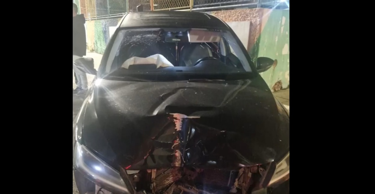 Motorista colide carro contra poste e admite ter bebido e usado celular ao volante