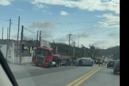 Grave acidente entre caminhão e carro deixa feridos e mobiliza helicóptero Águia da PM em Ribeirão Pires
