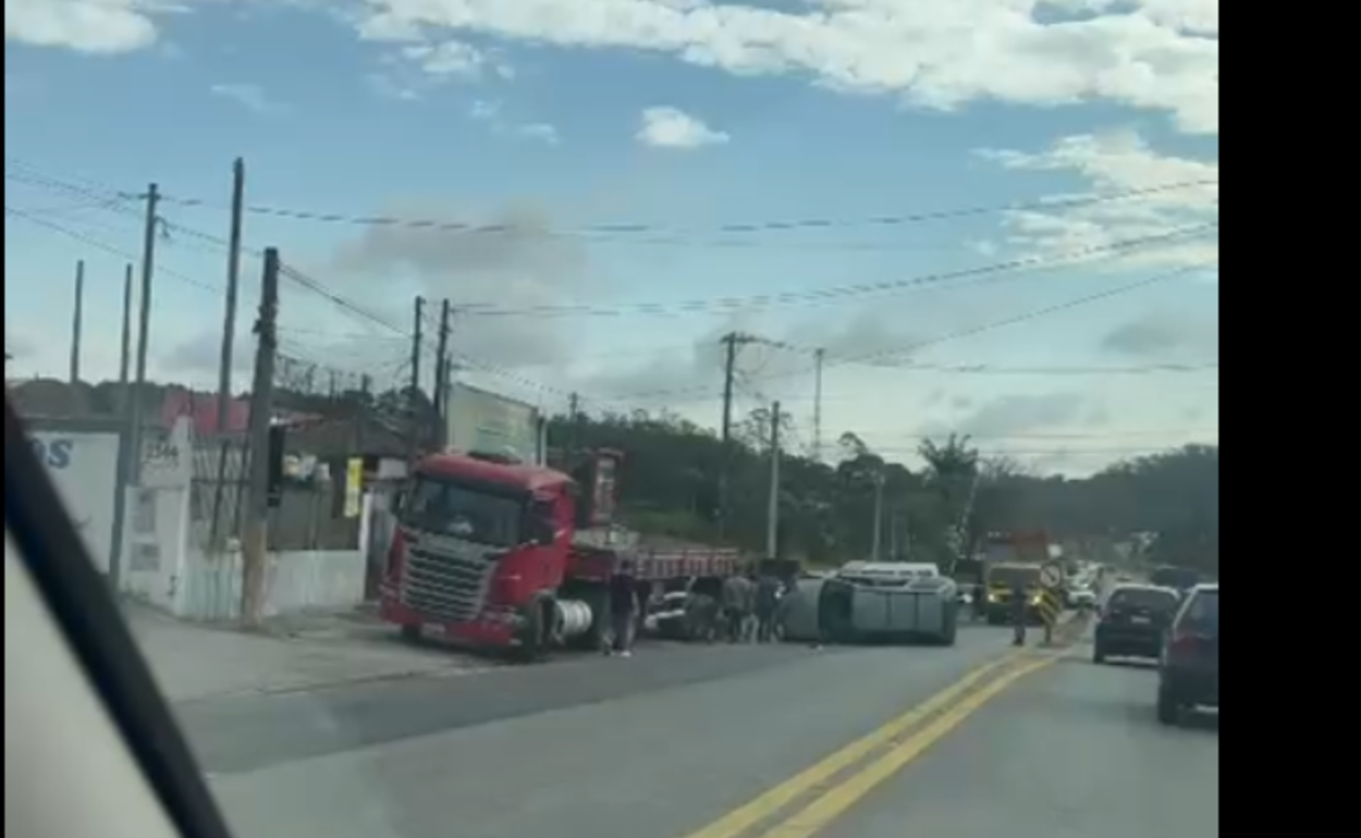 Grave acidente entre caminhão e carro deixa feridos e mobiliza helicóptero Águia da PM em Ribeirão Pires