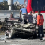 Colisão entre carro e carreta destrói veículo no km 23 da Rodovia Anchieta. Foto: Divulgação