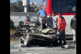 Colisão entre carro e carreta destrói veículo no km 23 da Rodovia Anchieta. Foto: Divulgação