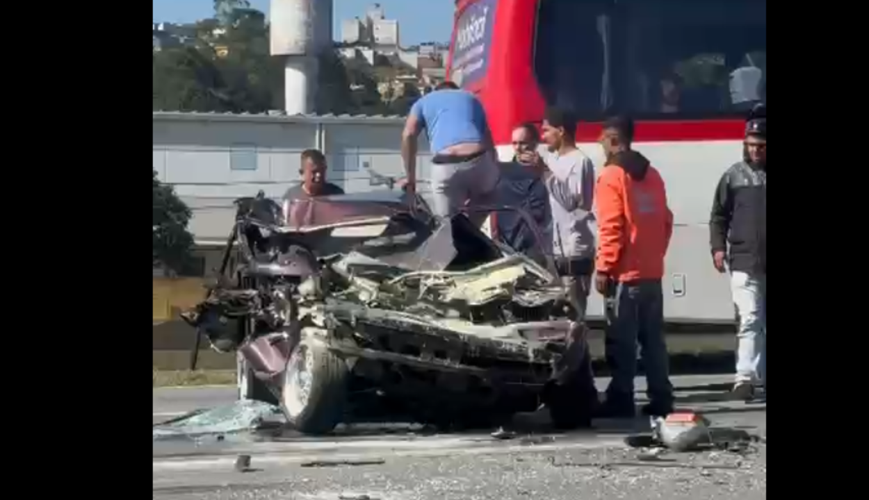 Colisão entre carro e carreta destrói veículo no km 23 da Rodovia Anchieta. Foto: Divulgação