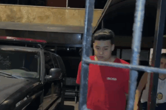 Vídeo mostra o momento em que falso dentista é preso dentro de clínica clandestina em Santo André