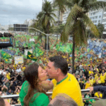 Flávio Bolsonaro abre campanha com comício no Rio e promete endurecer combate ao crime