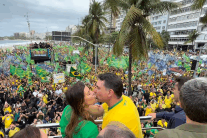 Flávio Bolsonaro abre campanha com comício no Rio e promete endurecer combate ao crime