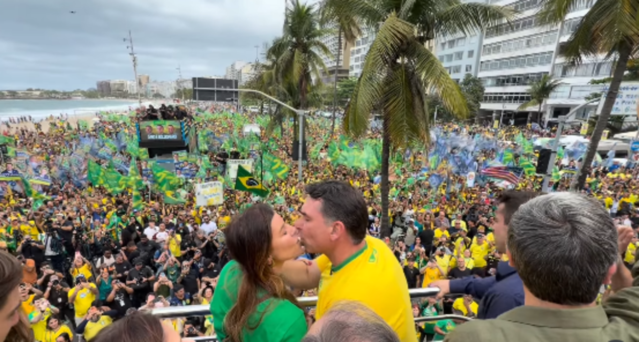 Flávio Bolsonaro abre campanha com comício no Rio e promete endurecer combate ao crime