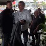 "Reviraram minha vida e não acharam nada. Sou filho do Bolsonaro e não do Lula", diz Flávio em São Caetano