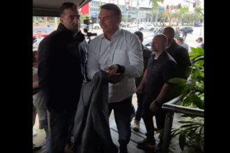 "Reviraram minha vida e não acharam nada. Sou filho do Bolsonaro e não do Lula", diz Flávio em São Caetano