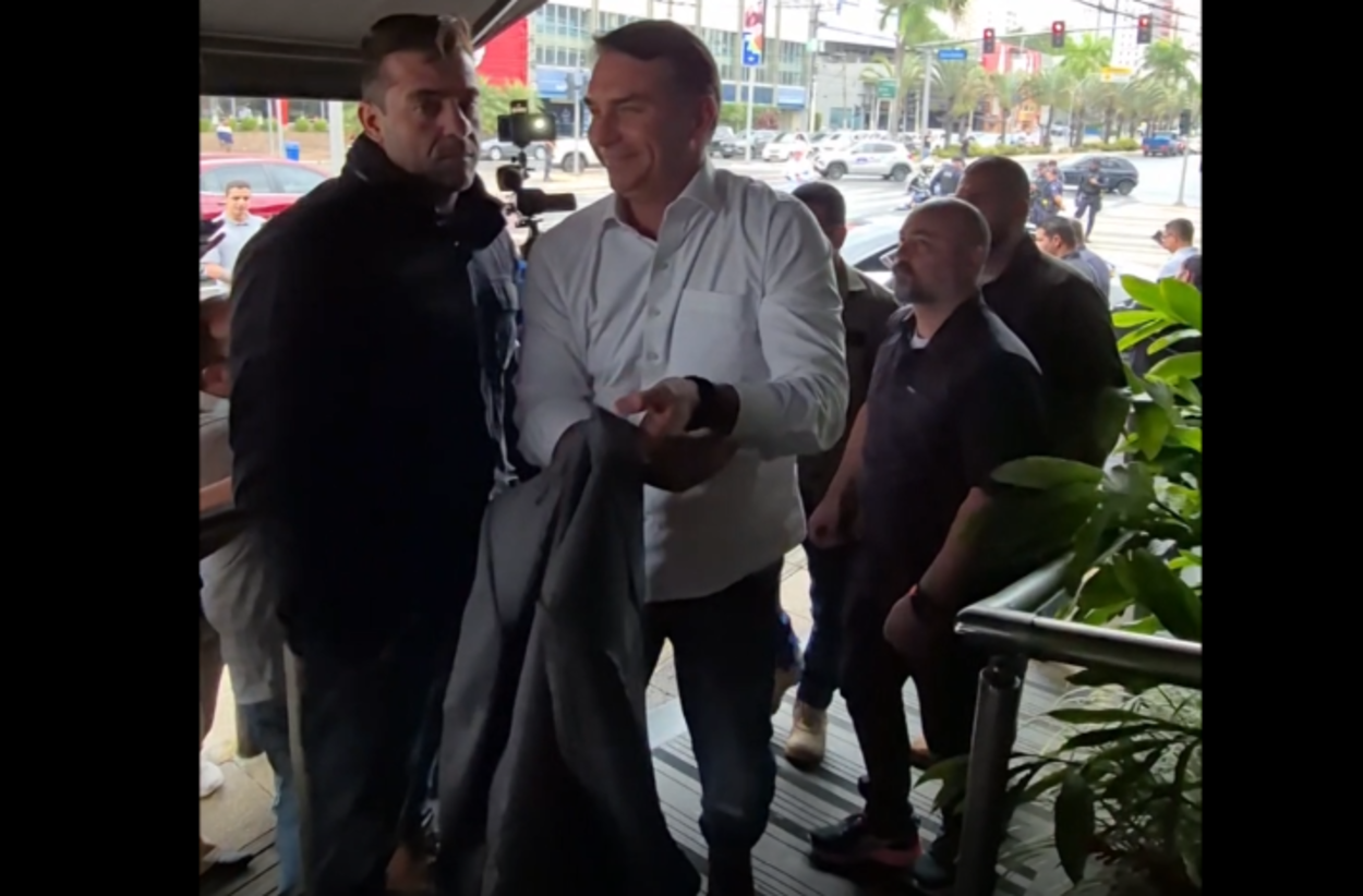 "Reviraram minha vida e não acharam nada. Sou filho do Bolsonaro e não do Lula", diz Flávio em São Caetano