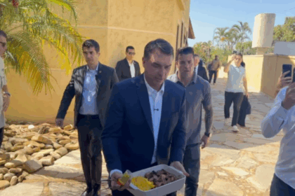 Flávio Bolsonaro oferece churrasco a jornalistas e critica STF após decisão sobre sigilo de fonte
