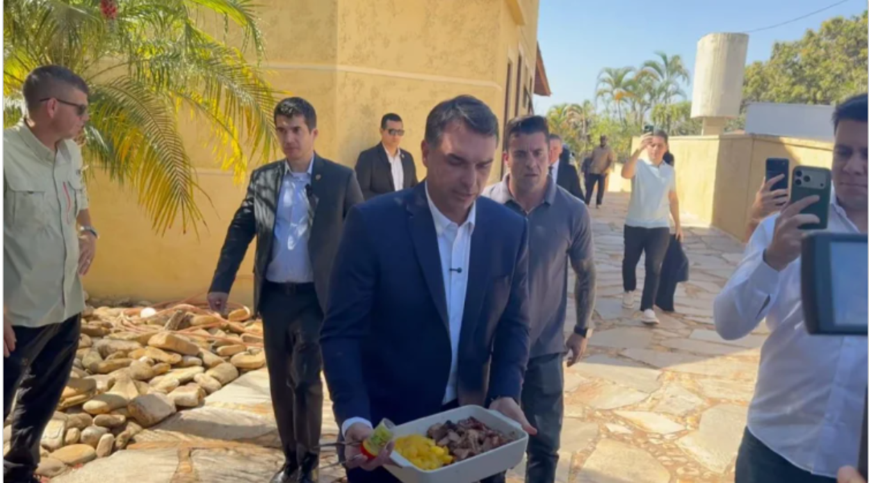 Flávio Bolsonaro oferece churrasco a jornalistas e critica STF após decisão sobre sigilo de fonte