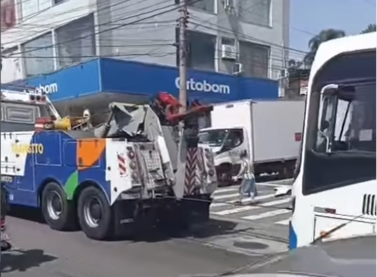 Ônibus quebrado e acidente com moto complicam o trânsito no Centro de São Bernardo nesta sexta-feira