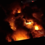 Incêndio de grandes proporções atinge galpão comercial na Avenida do Estado