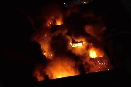 Incêndio de grandes proporções atinge galpão comercial na Avenida do Estado