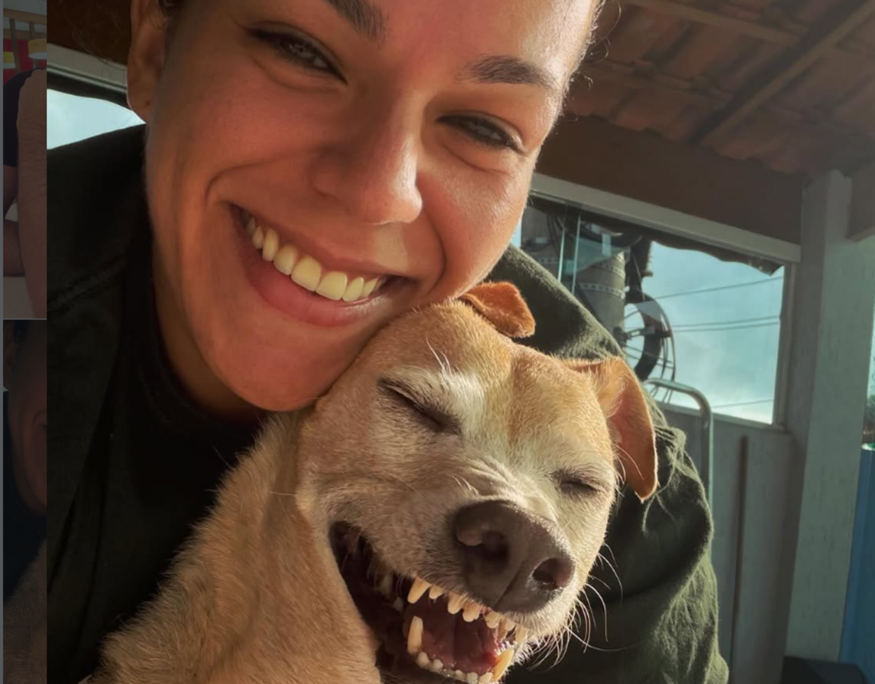 Parceria afinada: Moradora de São Bernardo ensaia canto lírico e ganha dueto de sua cadelinha
