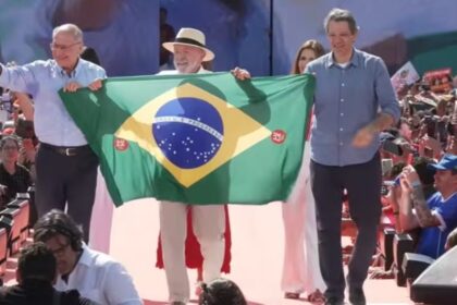 Ao lado de Alckmin e Haddad, Lula volta ao berço político no ABC e abre campanha com ato na Vila Euclides. Foto: Rerodução/ Youtube