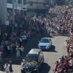 Com despedida marcada por emoção e aplausos, funeral de Bonnie Tyler reúne multidão no País de Gales