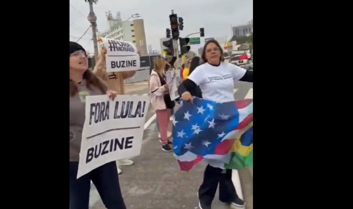Bolsonarista faz protesto contra Lula a poucos metros de evento do presidente em SBC