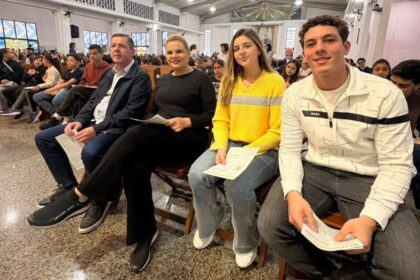 Pontapé inicial: Orlando e Carla Morando paricipam de missa em São Bernardo no 1º dia oficial de campanha. Foto: Divulgação