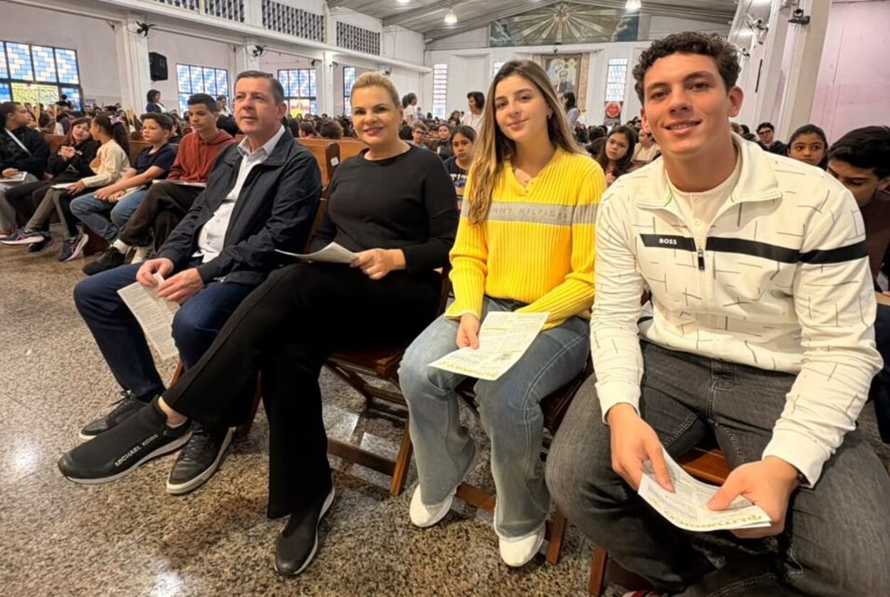 Pontapé inicial: Orlando e Carla Morando paricipam de missa em São Bernardo no 1º dia oficial de campanha. Foto: Divulgação
