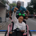 Pai empurra cadeira da filha em prova de 21 km e dupla celebra superação em São Bernardo