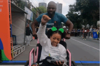 Pai empurra cadeira da filha em prova de 21 km e dupla celebra superação em São Bernardo