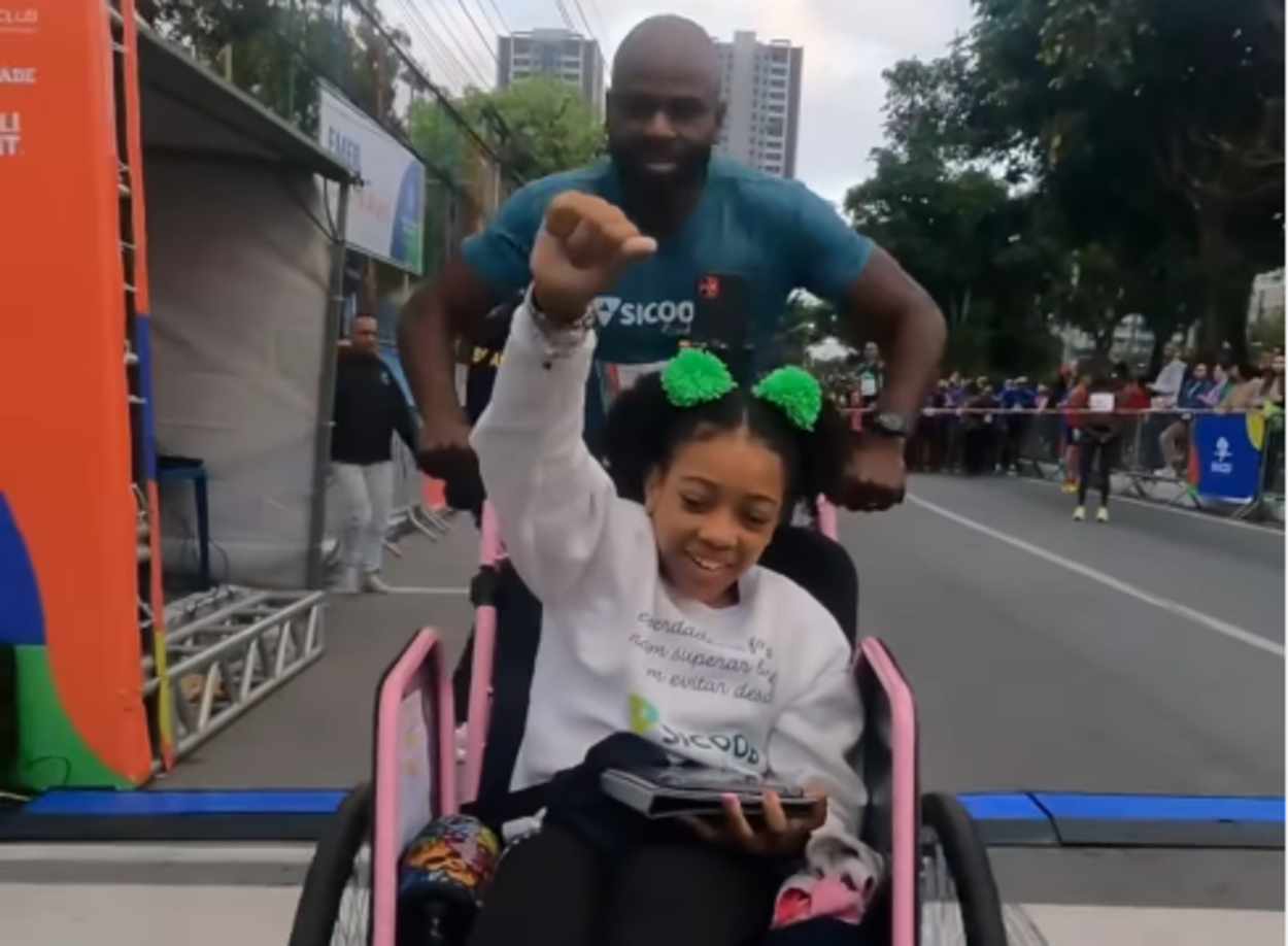 Pai empurra cadeira da filha em prova de 21 km e dupla celebra superação em São Bernardo