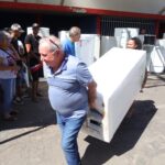 Moradores de Mauá recebem 30 geladeiras novas, na segunda fase de entregas, na parceria Prefeitura e ENEL