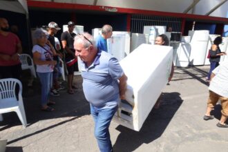 Moradores de Mauá recebem 30 geladeiras novas, na segunda fase de entregas, na parceria Prefeitura e ENEL