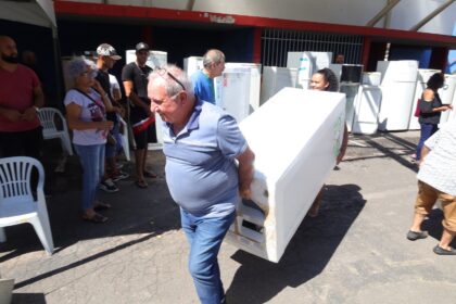 Moradores de Mauá recebem 30 geladeiras novas, na segunda fase de entregas, na parceria Prefeitura e ENEL