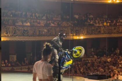 Piloto de São Bernardo leva manobras com moto ao palco do Theatro Municipal de São Paulo