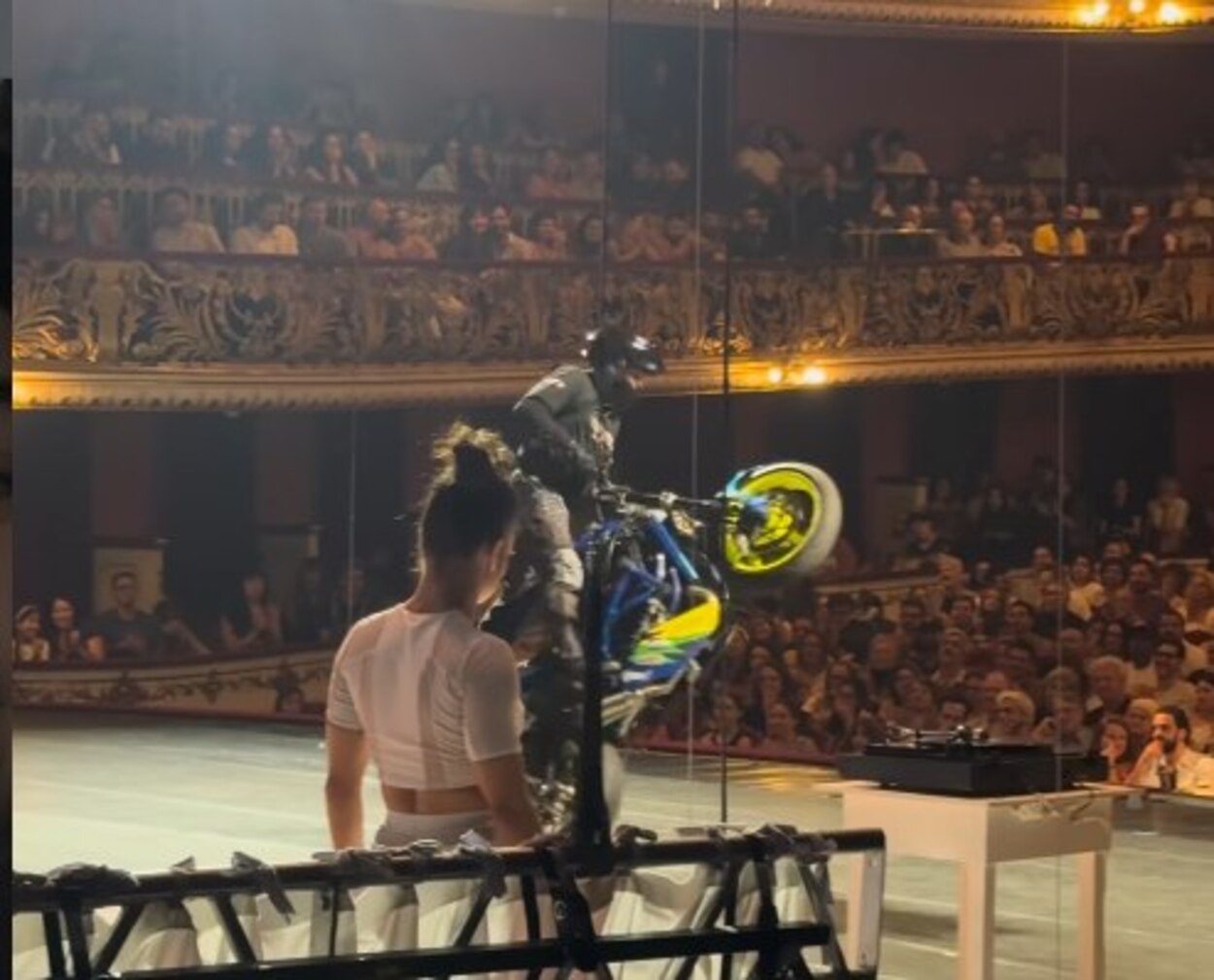 Piloto de São Bernardo leva manobras com moto ao palco do Theatro Municipal de São Paulo