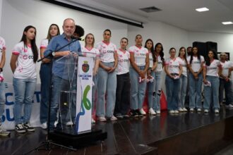 Prefeito Tite Campanella recebe elenco da Cora São Caetano, equipe de vôlei feminino que disputará o Campeonato Paulista
