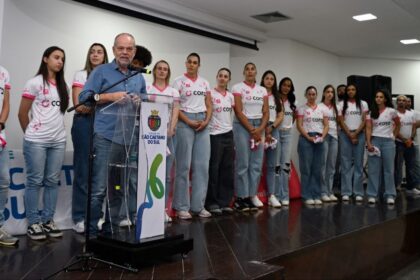 Prefeito Tite Campanella recebe elenco da Cora São Caetano, equipe de vôlei feminino que disputará o Campeonato Paulista