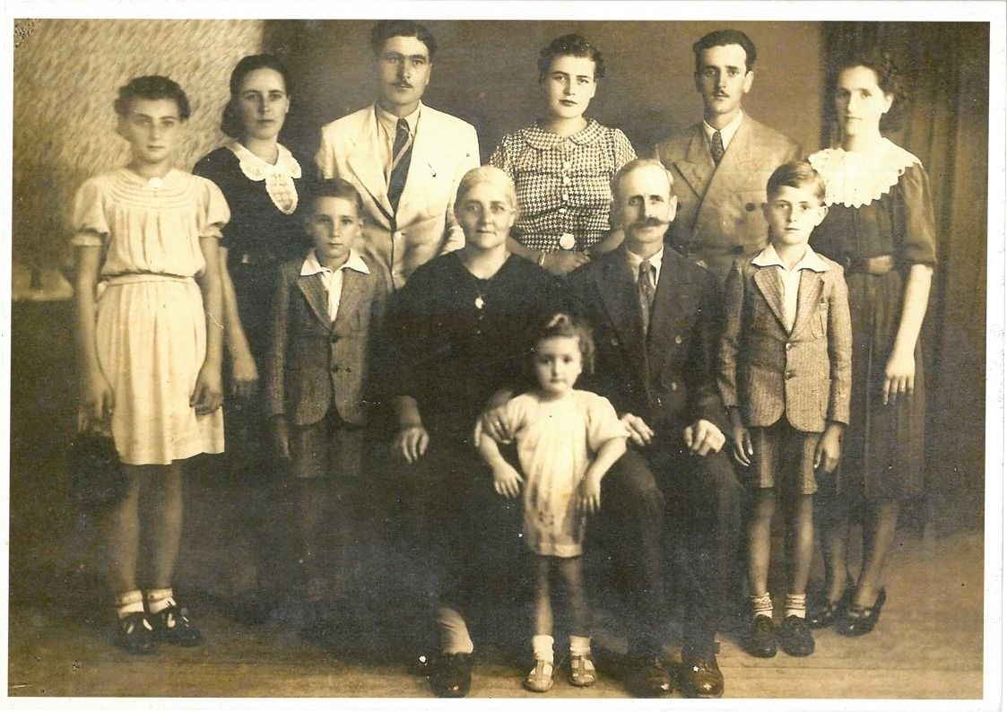 migrantes búlgaros bessarabianos nas obras de construção do atual Viaduto do Chá, em São Paulo, inaugurado em 18 de abril de 1938Crédito/COCICOV, Jorge. Imigração no Brasil: búlgaros e gagaúzos bessarabianos. Ribeirão Preto: Editora Legis Summa, 2005, p. 407