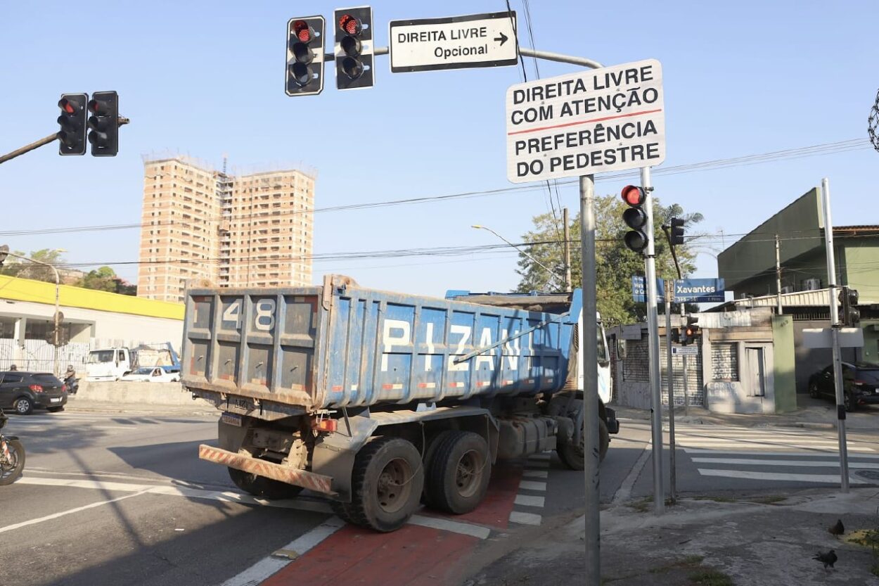 Direita Livre na Avenida Capitão Mário Toledo de Camargo completa três meses com reforço na sinalização